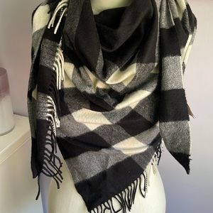 Burberry triangle shaped scarf  black and white.